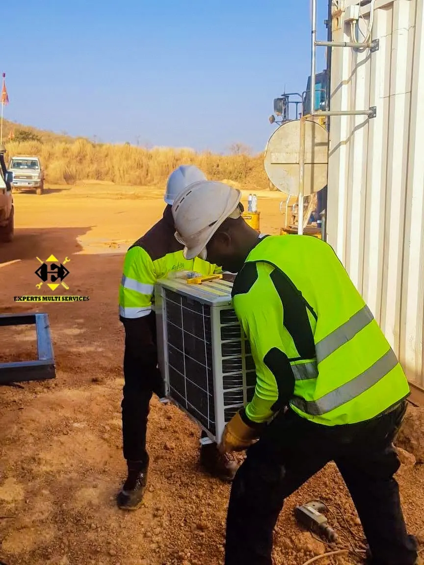 Installation d'une unité extérieure de climatisation sur site industriel Installation d'une unité extérieure de climatisation sur site industriel