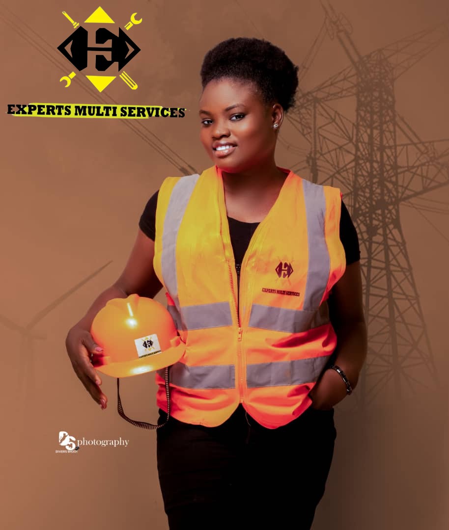 Technicienne Exmuse Burkina en gilet haute visibilité tenant un casque de chantier — équipe Experts Multi Services